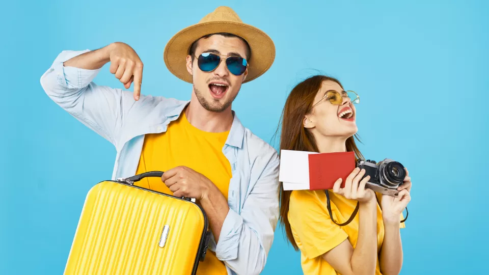 Expotur Brasil - Turista feliz com viagem comprada no Feirão de Viagens